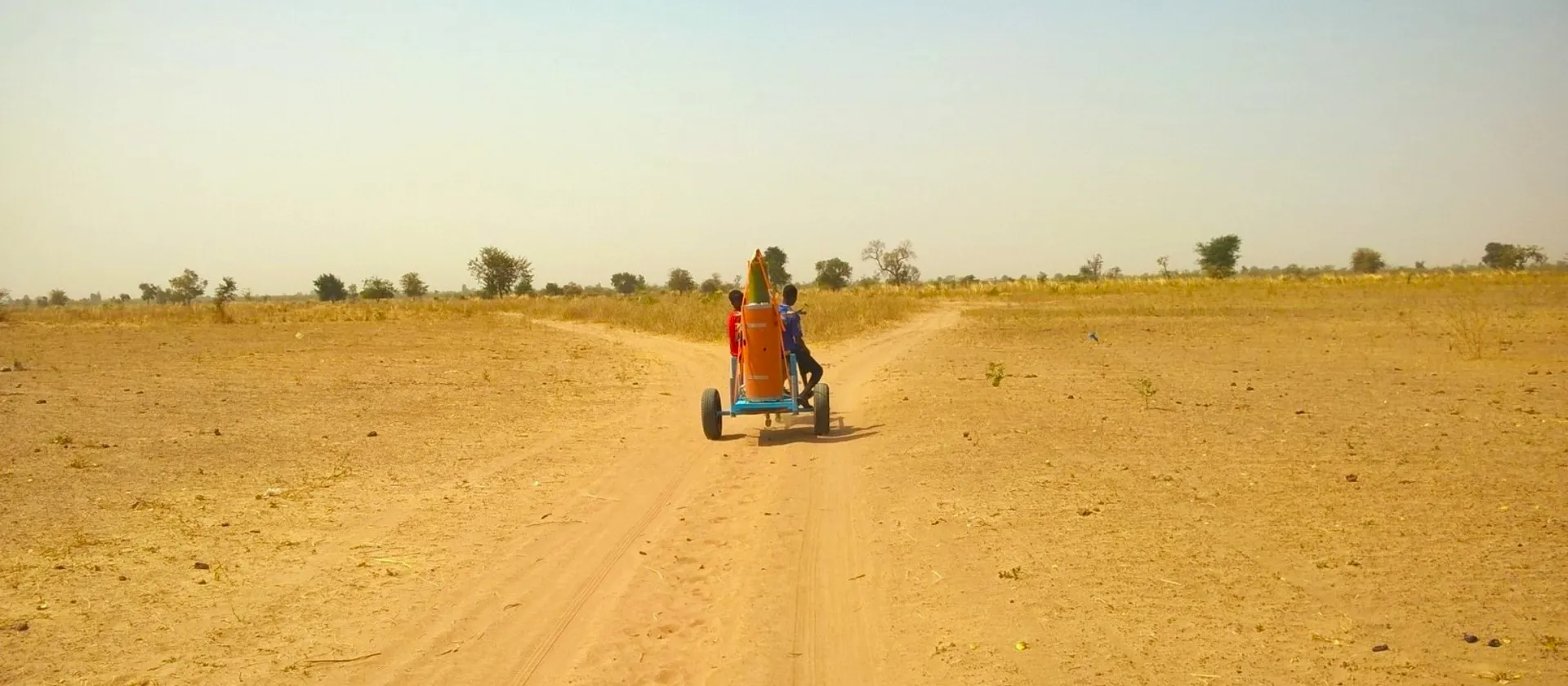 Enfants sur un chariot d'eau potable