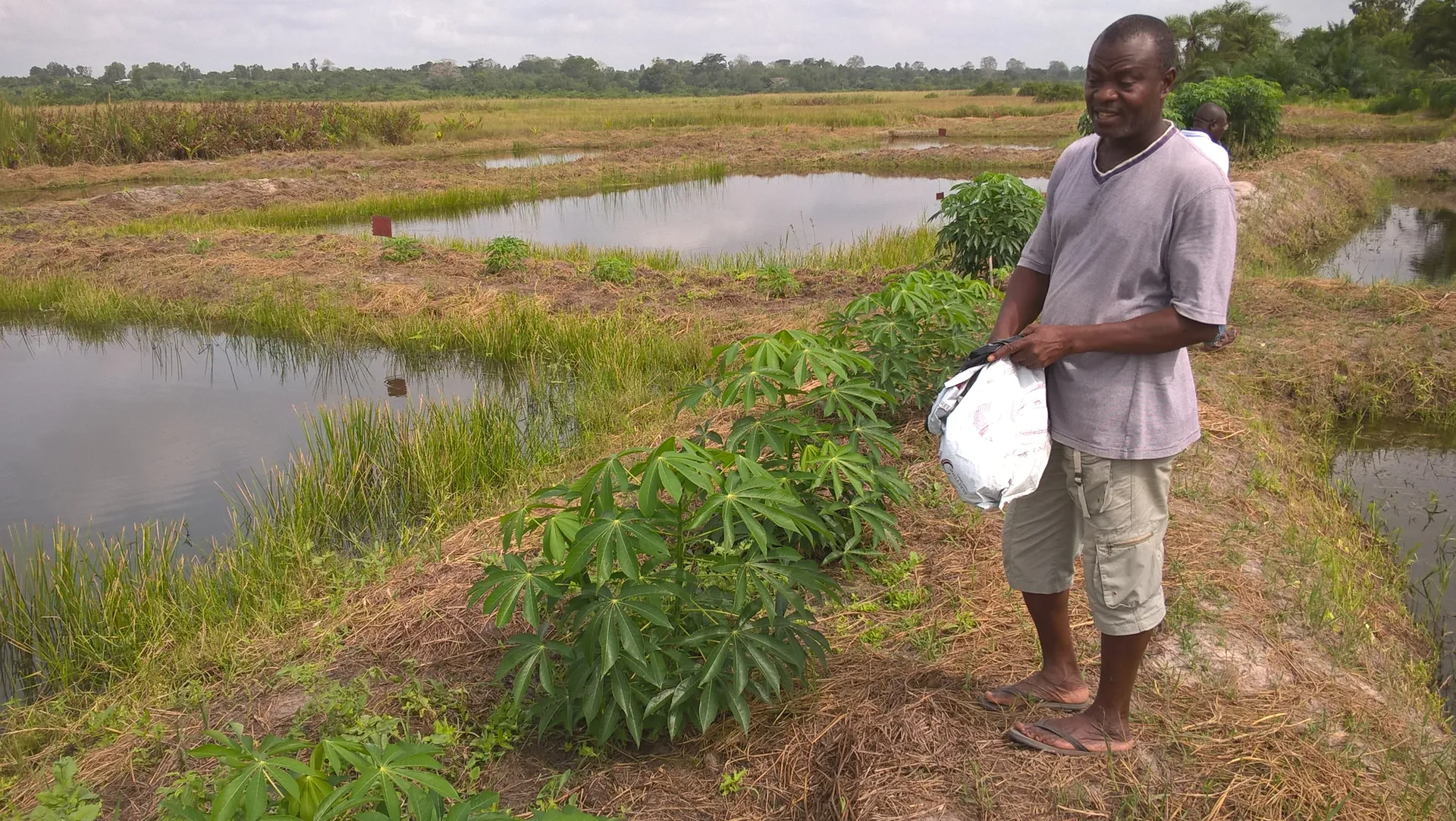 Personne en afrique avec de l'eau potable